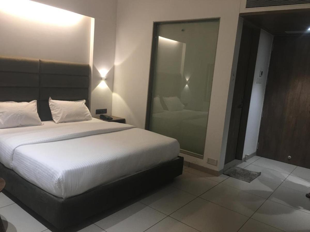 Hotel Regency Szúrat Kültér fotó