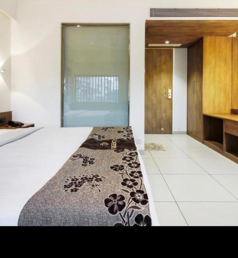 Hotel Regency Szúrat Kültér fotó