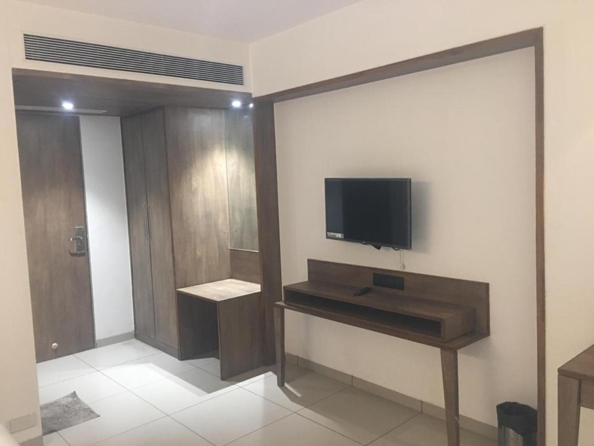 Hotel Regency Szúrat Kültér fotó
