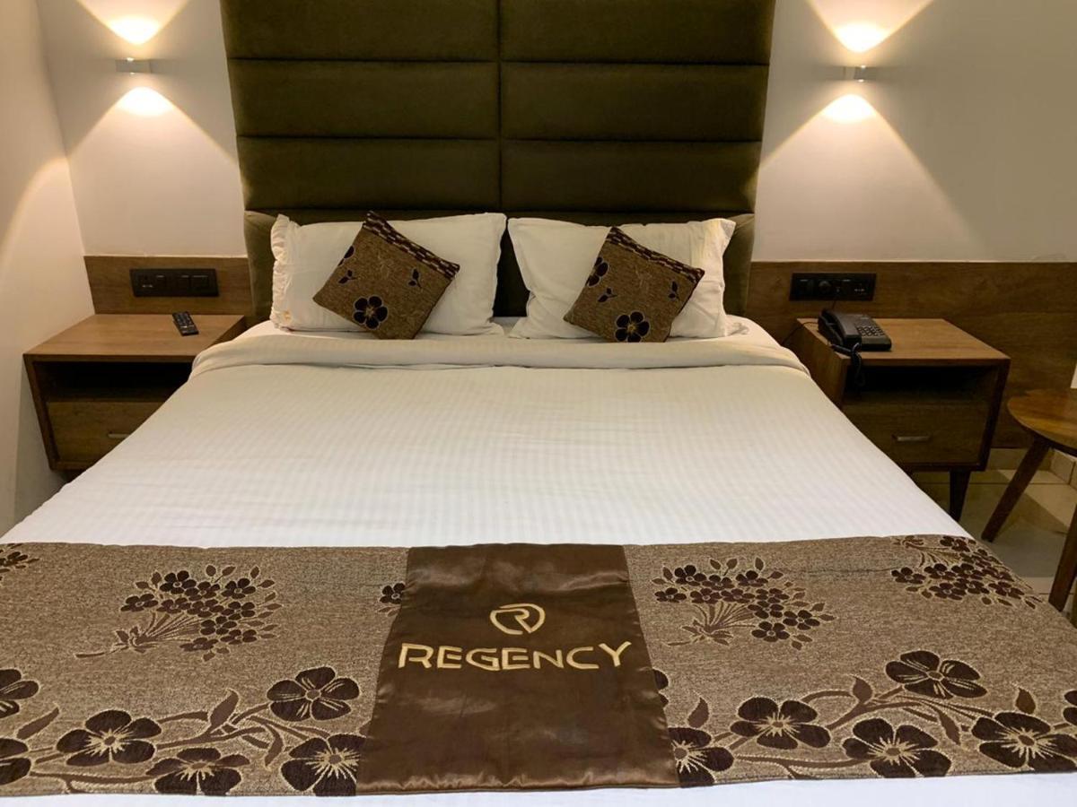 Hotel Regency Szúrat Kültér fotó