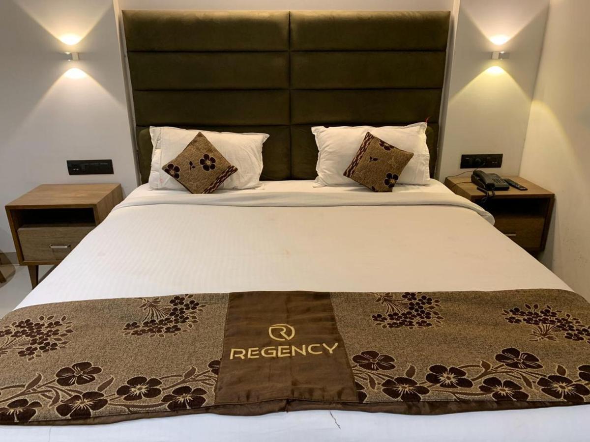 Hotel Regency Szúrat Kültér fotó