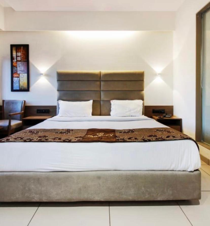 Hotel Regency Szúrat Kültér fotó