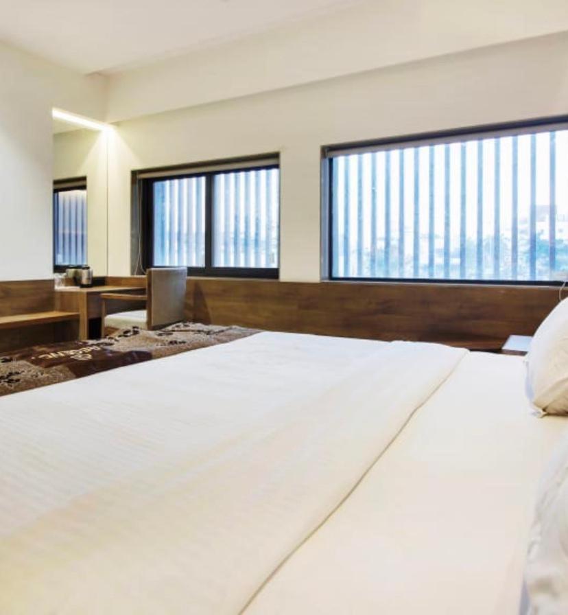 Hotel Regency Szúrat Kültér fotó