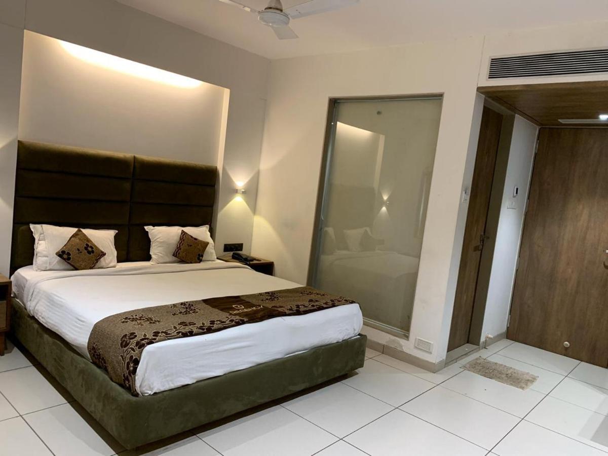 Hotel Regency Szúrat Kültér fotó