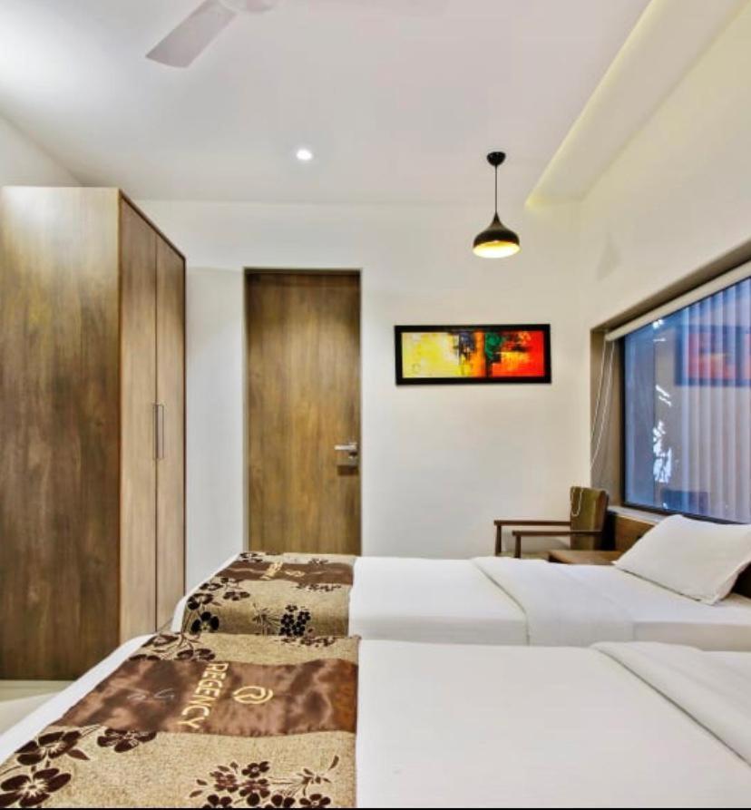 Hotel Regency Szúrat Kültér fotó