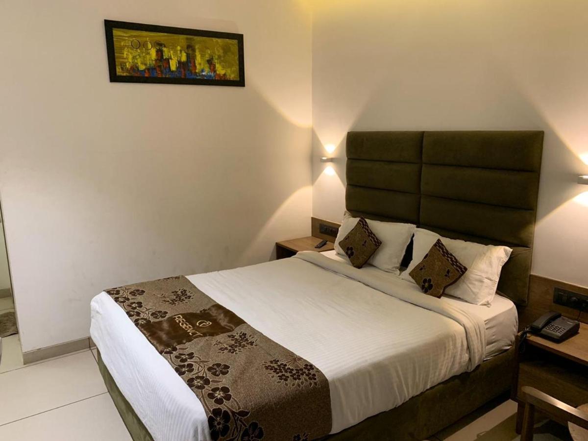 Hotel Regency Szúrat Kültér fotó