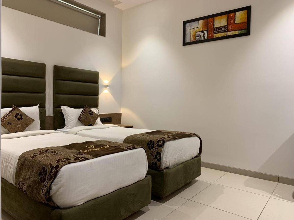 Hotel Regency Szúrat Kültér fotó