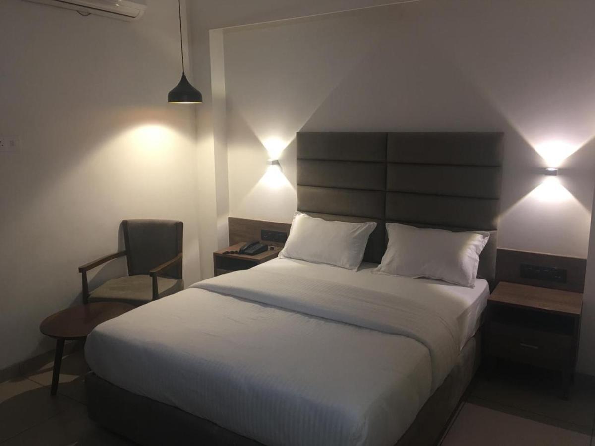 Hotel Regency Szúrat Kültér fotó