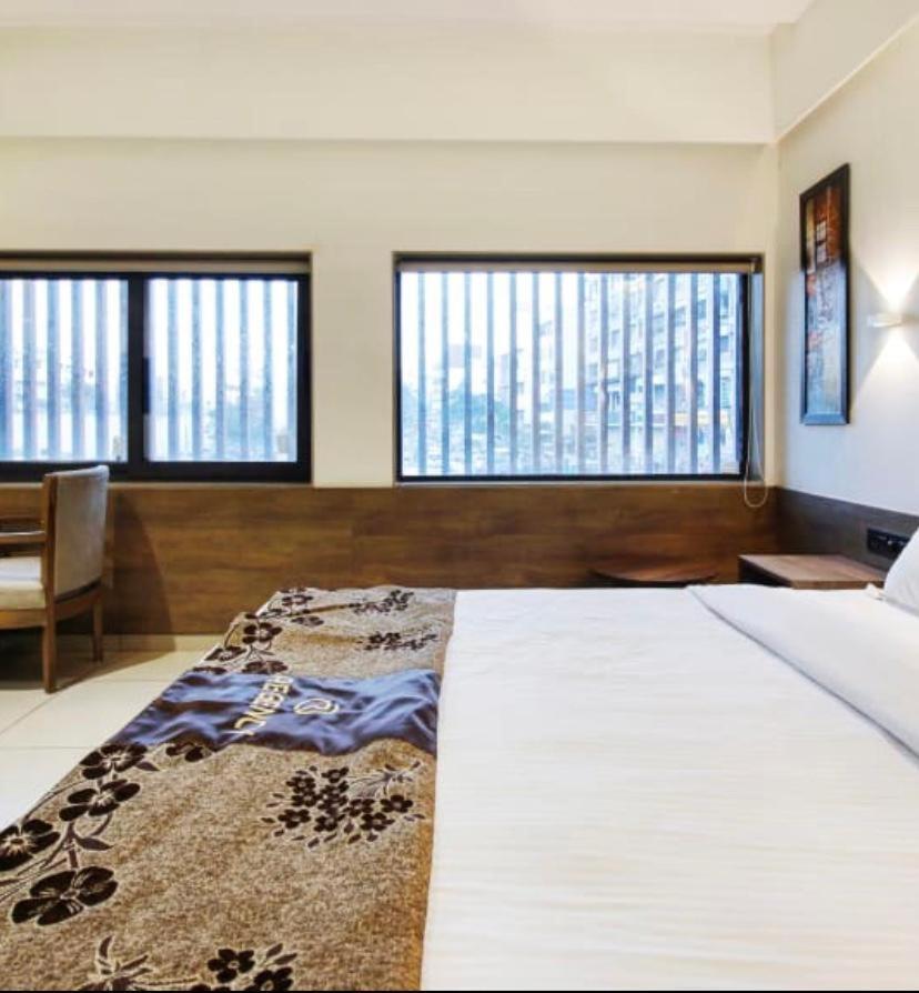 Hotel Regency Szúrat Kültér fotó